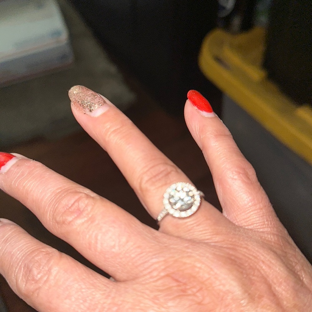 Pretty ring 10K White Gold! Diamonds and Mossanite!